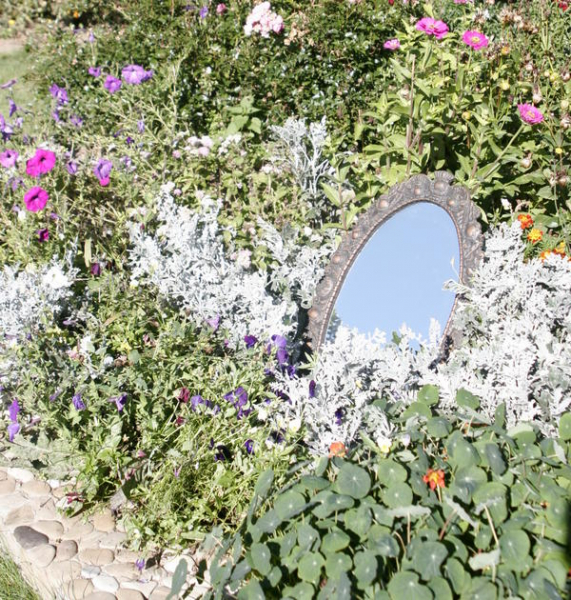 Распространенные ошибки в дизайне сада: аксессуары, зеркала и посадка растений рядами