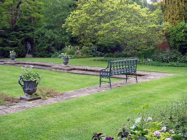 Садовые скамейки с разных точек зрения. Фото