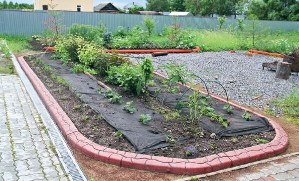 «Гибкие» садовые бордюры из бетона по новой технологии