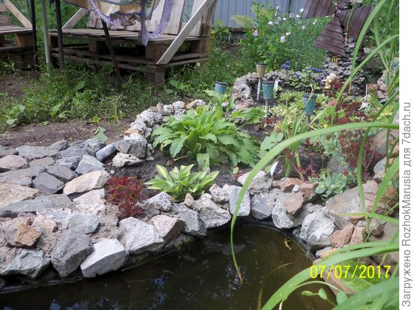Искусственный водоем с декором из садовых фигурок и растений. Опыт создания с фотографиями