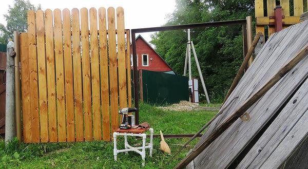 Как мне установили забор из деревянного штакетника
