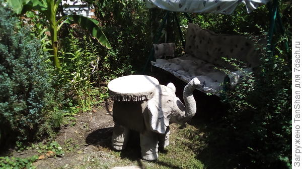 Слоник-столик для созерцания сада за чашкой кофе