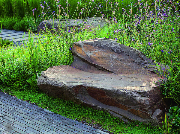 Садовые скамьи из камня в ландшафтном дизайне