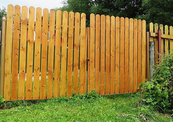 Как мне установили забор из деревянного штакетника