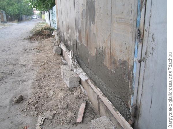 Забор из разобранного гаража: заливка фундамента