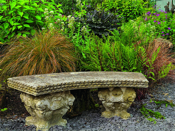 Садовые скамьи из камня в ландшафтном дизайне