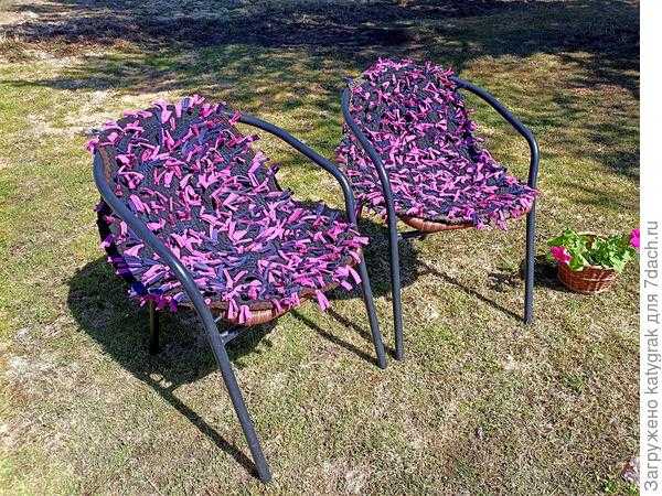 Ремонт садовых стульев и яркие накидки к ним своими руками. Фото