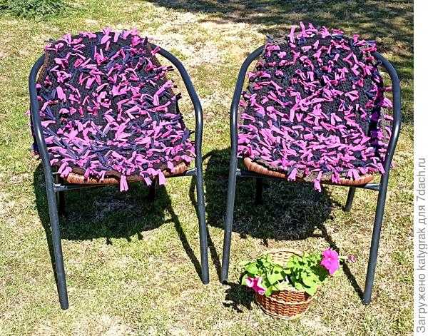 Ремонт садовых стульев и яркие накидки к ним своими руками. Фото